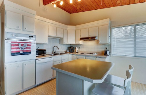 Bainbridge Island House | Charming waterfront home with furnished deck & beach access