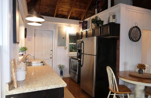 St. Albans Cottage | Charming water-front cottage & guest house comfortably sleeps 8 with WiFi, AC