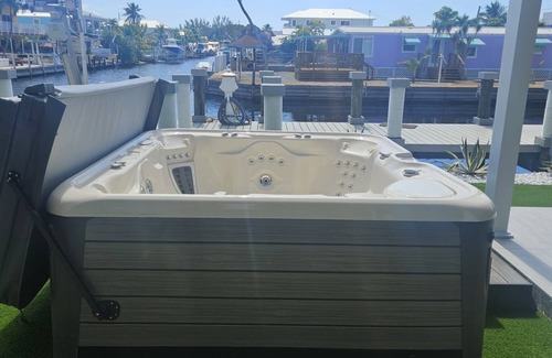 Sexton Cove Estates House | Charming water view 3-bedroom house with jacuzzi AC and WiFi in Key Largo