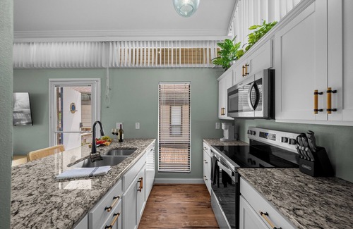 Crystal River Condo | Charming Waterfront Home - Dock Access - Fishing Retreat - Pool - AC - King Bed!