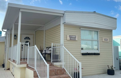 Cross Key Waterways House | Charming Waterfront 2-bed/2 bath/WiFi, AC in very quaint Key Largo neighborhood