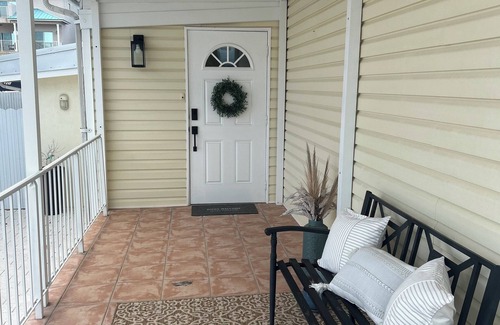 Cross Key Waterways House | Charming Waterfront 2-bed/2 bath/WiFi, AC in very quaint Key Largo neighborhood
