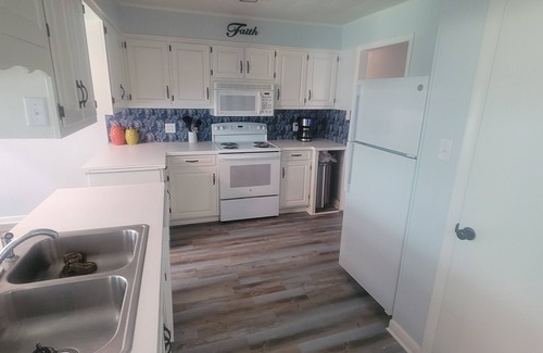 Elberta House | Charming Waterfront 3-bedroom home, 5 minutes from OWA! 15 min to Beach!
