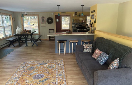 Livermore House | Charming waterfront 3-bedroom house on spring-fed Brettuns Pond