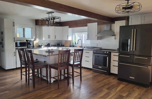 Cayamant Ski Chalet | Charming waterfront cottage - pets welcome!