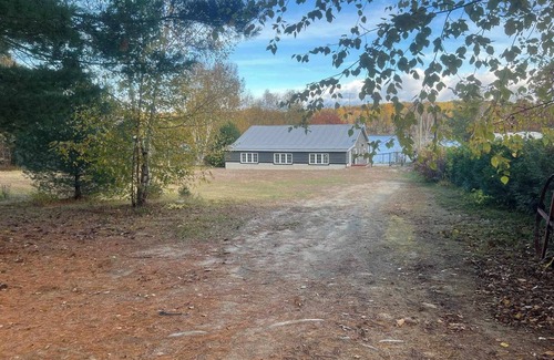 Cayamant Ski Chalet | Charming waterfront cottage - pets welcome!