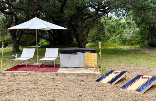 Elmaton Cabin | Charming Waterfront cabin with WiFi and AC in wonderful Palacios