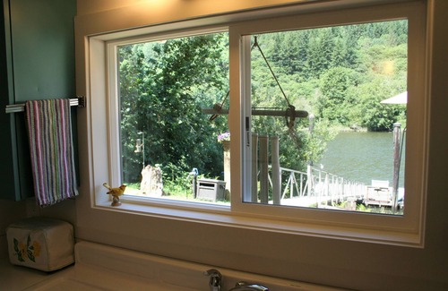 Mapleton Cottage | Charming waterfront cottage with fireplace and deep water dock