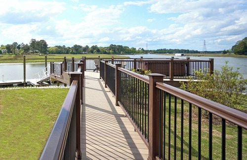 Suffolk Hotel | Charming waterfront hotel with balcony, WiFi and AC in delightful Suffolk