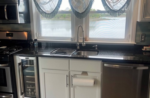 Portsmouth House | Charming waterfront cape on Bluebill Cove