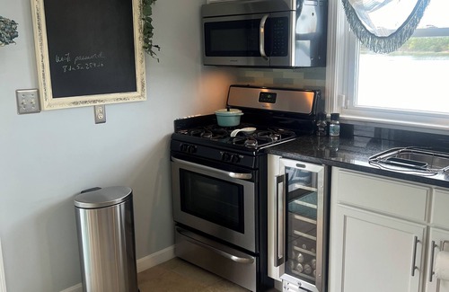 Portsmouth House | Charming waterfront cape on Bluebill Cove