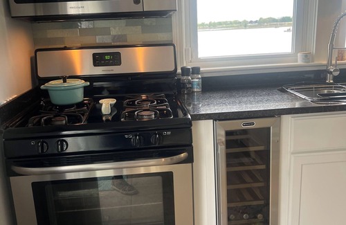 Portsmouth House | Charming waterfront cape on Bluebill Cove
