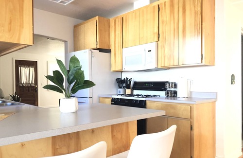 Ukiah House | Charming Westside Cottage, walk to Downtown!