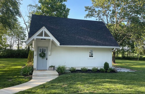 Finly House | Charming White Barn Guesthouse in the country, close to Indianapolis.
