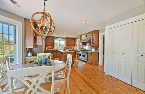 Medford House | Charming Wine Country Carriage House – 2BR/2BA near Jacksonville Peaceful retreat in the heart of Southern Oregon wine country. Private, comfy, and perfect for couples or friends. Close to wineries, trails & historic Jacksonville.