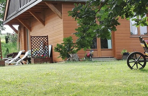Thoire-sur-Dinan Cottage | Charming Wooden House with Garden and High-Speed Internet, Near Hiking Trails