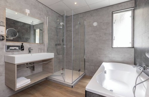 Berg en Dal Hotel | Charming Woodland Stay with Free Parking and Indoor Pool, Near Valkhof Museum! I