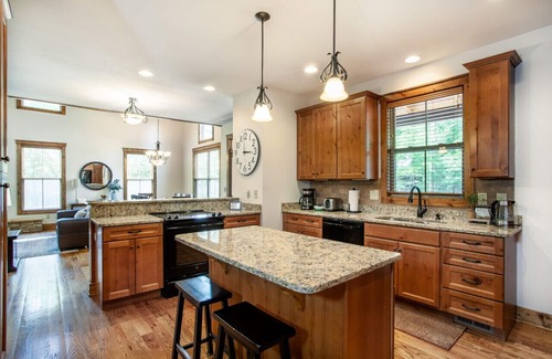 Townsend House | Charming Woodland Retreat w/Porch, Fireplace, Golf & Pool Access