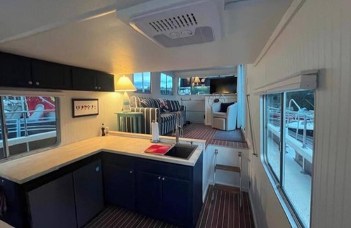 Steele Creek Boat Rental | Charming yacht with AC and WiFi in enchanting Charlotte
