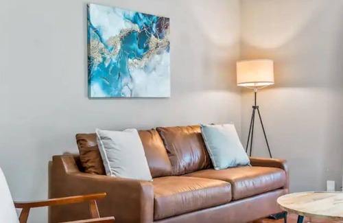 Brentwood House | Charming Zen Pad w/ Private Yard