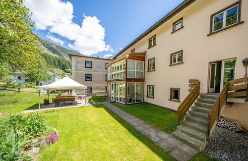 Lavin Apartment | Chasa Plazza Gronda: Cozy 3.5-room apartment with elevator, chemineé and underground garage
