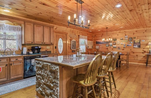 Gatlinburg - Pigeon Forge Cabin | Chasing Cubs Cabin by Beyond Expectations
