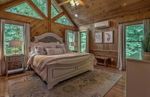 Blue Ridge Cabin | Chasing Views | Mountain Views | Pet Friendly | Gated Community | Hot Tub | Fire Pit |Shuffleboard