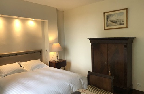 Sainte-Genevieve-les-Gasny Bed & Breakfast | CHATEAU PERRET-PISCINE-1H SPA INC.-GIVERNY-JARDINS MONET-PARC NATUREL DU VEXIN