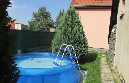 Mnetes House | Chata Lucie pod Řípem