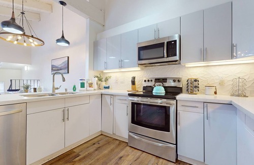 Mammoth Lakes Condo | Chateau de Montagne 6 Pet-Friendly and Remodeled, On Shuttle Route by RedAwning