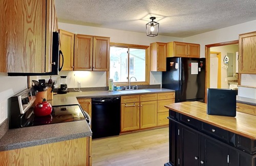 Mountainside House | Chateau Relaxo | Lake Access & Hot Tub + Large Yard