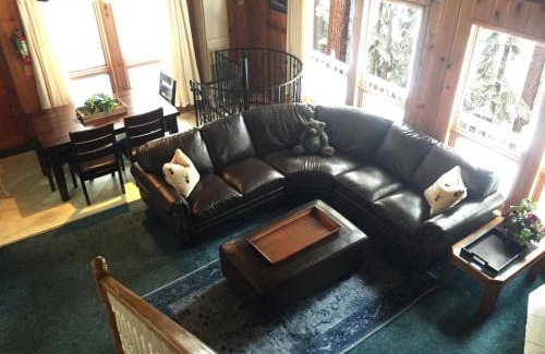 Yosemite West House | Chateau Royal East