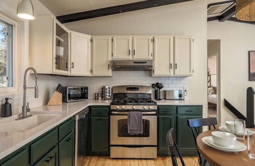 Bailey Cabin | Chateau Summit: Cuddle Cabin, HotTub, Sauna, Pizza Oven, Fitness & Views