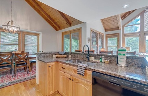Foscoe House | Chatham Trade- 15% Discount and Hot Tub Fee waived until Mid-February- Luxury House, Mountain Gat.