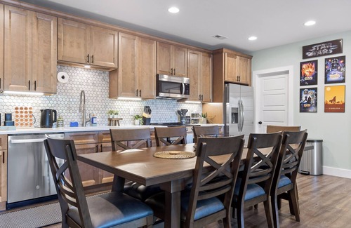 Rossville House | Chatt Vistas-6bdr 6ba-3 Story-Theater-HotTub-Sleeps 15+