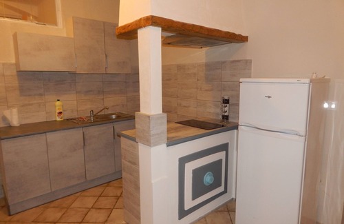 Coursan Apartment | Cheap apartment with terrace 15 km from the sea