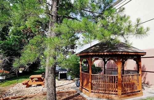 Ashley Oaks Hotel | Check out East Tennessee History Center! 3 Family-friendly Units W/Kitchens!