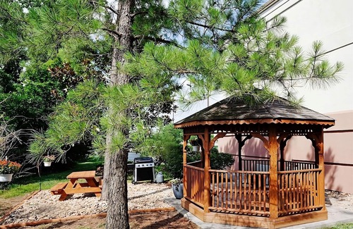Ashley Oaks Hotel | Check out East Tennessee History Center! 2 Family-friendly Units W/Kitchens!