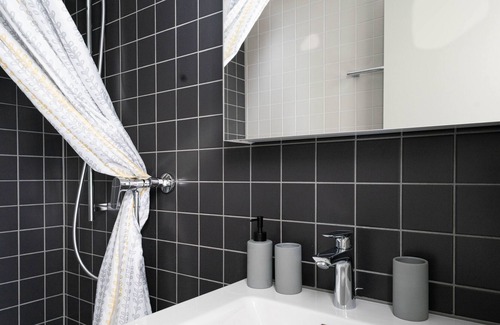 St. Gallen Apartment | ★ cheer 1 BR-Apt with Netflix "funky yellow"★