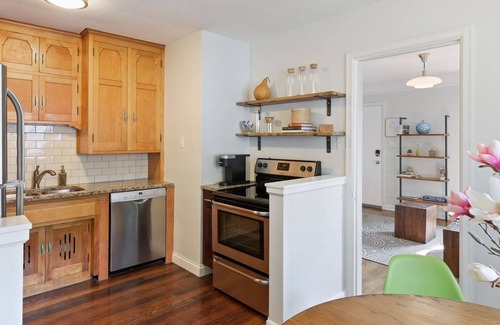Nokomis House | Cheerful 1 Bedroom Duplex. Sleeps 4. Spacious!