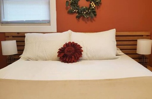 Locust Lake Village House | Cheerful 2 BDRM Bungalow, 5-10 MIN walk to Lake