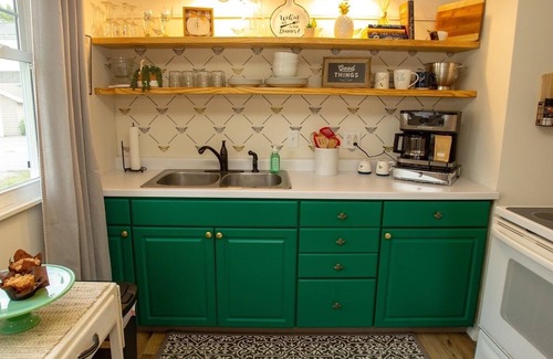 Decatur House | Cheerful 2 Bedroom Cottage on 5th in Decatur IN