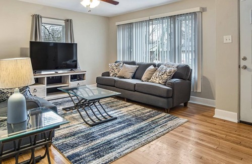O'Fallon House | Cheerful 2 Bedroom Home with plenty of room!!