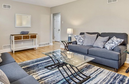O'Fallon House | Cheerful 2 Bedroom Home with plenty of room!!
