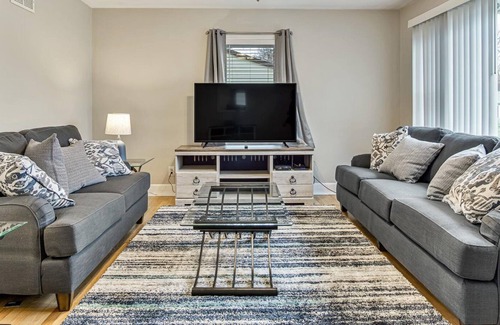 O'Fallon House | Cheerful 2 Bedroom Home with plenty of room!!