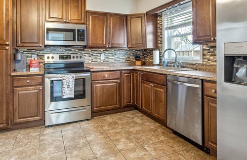 O'Fallon House | Cheerful 2 Bedroom Home with plenty of room!!