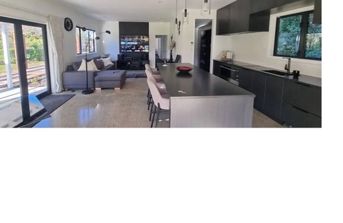 Otatara Villa | Cheerful 2-bedroom villa garden setting near beach