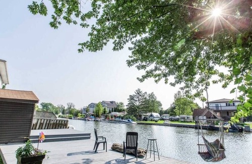 Keswick Cabin | Cheerful 2BR-2Bath Cottage by the Lake, Parking