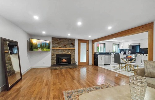 Upper Lonsdale House | Cheerful 2BR Oasis In North Van