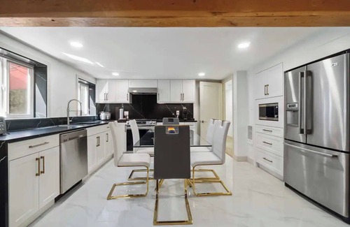 Upper Lonsdale House | Cheerful 2BR Oasis In North Van